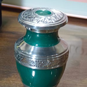 Small Cremation Urn for Human Ashes – Set of 1 Mini Keepsake Urn