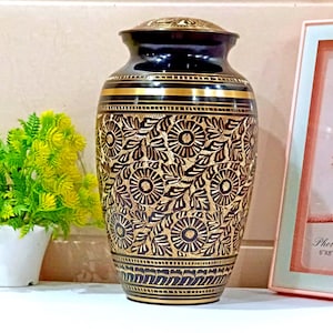 Urna de cremación para cenizas humanas – Urna de latón negro y dorado con grabado dorado – Memorial hecho a mano