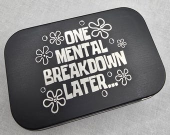 Organizador de pastillas de metal estilo Altoids – Pastillero de 7 días para mañana/noche con pinzas – Estuche semanal para medicamentos de viaje – Recipiente portátil para pastillas grabado