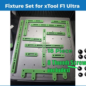 Puede incluir: Un juego de fijación verde para máquinas láser xTool F1 Ultra, que incluye 18 piezas de diversas formas ranuradas y 8 tornillos de mariposa negros. Los componentes están dispuestos sobre una placa metálica con el texto 18 Piece y 8 Thumb Screws included.
