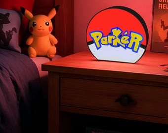 Personalisierte LED-Nachtlampe im Pokéball-Design | Namensleuchte mit individueller Schriftart | Deko fürs Gamerzimmer | Kinderzimmerlampe | Geschenk für Pokémon-Fans