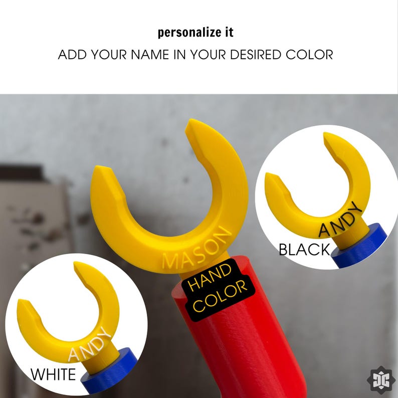K&ouml;nnte beinhalten: Ein gelber, roter und blauer Spielzeugschl&uuml;ssel mit dem Text "MASON" auf dem gelben Teil. Das Bild zeigt auch den Text "ANDY" auf dem gelben Teil des Schl&uuml;ssels in Wei&szlig; und Schwarz. Der Text "HAND COLOR" befindet sich auf dem roten Griff. Der Text "personalize it" steht oben.
