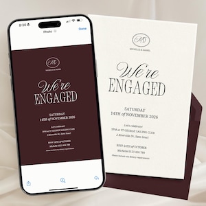 Könnte beinhalten: Eine Verlobungsankündigung mit dem Text „We're Engaged“ auf einem Smartphone und einer passenden Karte. Das Design zeigt ein bordeauxfarbenes und cremefarbenes Farbschema mit eleganter Typografie. Das Datum ist Samstag, der 14. November 2026.