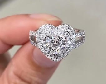Anillo de compromiso de moissanita de corte corazón de 2,0 ct: anillo de compromiso de plata de ley con doble halo y cuerpo dividido.