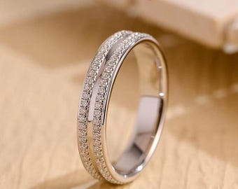 Delicada alianza de boda de doble fila con moissanita: una alternativa al diamante en plata de ley.