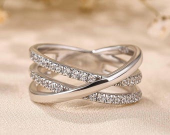 Alianza de boda de tres capas con moissanita de 0,32 quilates en forma de cruz: Anillo nupcial multibanda de oro blanco