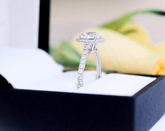 Anillo de compromiso con halo de moissanita redonda talla brillante de 2,25 quilates y detalles de diamantes pavé en plata de ley.