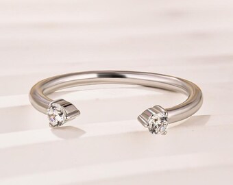 Anillo abierto de plata esterlina con moissanita / Alianza minimalista