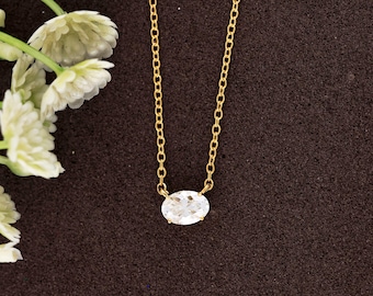 Collar con colgante solitario de moissanita ovalada: plata de ley y opciones de oro
