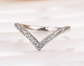 Alianza de boda con moissanita y chevron: anillo apilable de plata de ley