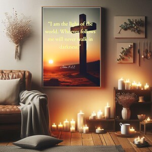 Peut inclure: Une impression encadrée représentant une croix se détachant sur un coucher de soleil. Le texte dit : « Je suis la lumière du monde. Celui qui me suit ne marchera jamais dans les ténèbres. » Jean 8:12 est également affiché. La scène comprend des bougies et des éléments décoratifs.