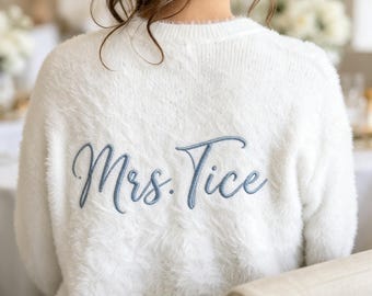 Spersonalizowany sweter ślubny, spersonalizowany sweter dla pani młodej, haftowany kardigan dla panny młodej, niebieska kurtka ślubna, strój na miesiąc miodowy, prezent dla panny młodej