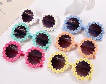 Personalisierte Sonnenbrille mit Gänseblümchenmuster für Kinder, Brillen mit individuellem Namen, süße Blumenbrille, Geschenk für Blumenmädchen, Accessoire für Hochzeitsfeiern