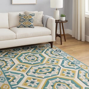 Puede incluir: Una alfombra estampada con formas geométricas en tonos turquesa, amarillo y gris, sobre un fondo crema. Un sofá blanco con cojines se encuentra en el fondo. También se ve una pequeña mesa auxiliar con una lámpara y una planta. El diseño de la alfombra es llamativo.