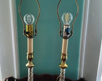 Par de candelabros vintage de latón macizo con cristales tallados y remates de 53 cm (21 pulgadas).