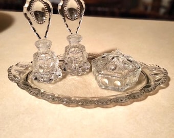 Juego de perfumes vintage de cristal con tarro de polvos y bandeja a juego.