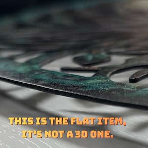 Puede incluir: Primer plano de una pieza de arte en metal con un acabado envejecido y texturizado. La pieza presenta una combinaci&oacute;n de colores verde azulado oscuro y bronce. El texto "THIS IS THE FLAT ITEM, IT'S NOT A 3D ONE" es visible en la imagen.