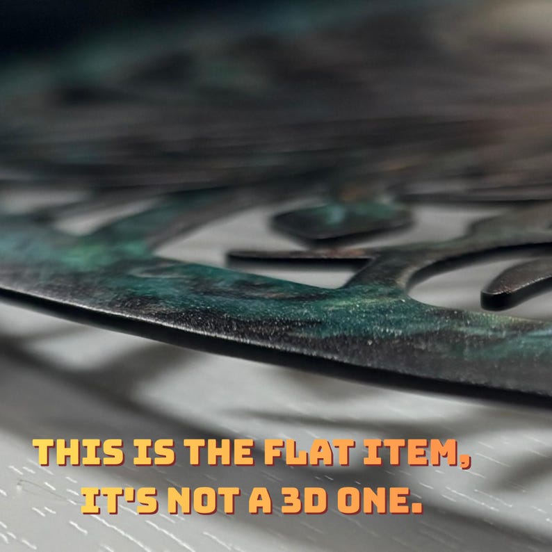 Puede incluir: Primer plano de una pieza de arte en metal con un acabado envejecido y texturizado. La pieza presenta una combinaci&oacute;n de colores verde azulado oscuro y bronce. El texto "THIS IS THE FLAT ITEM, IT'S NOT A 3D ONE" es visible en la imagen.