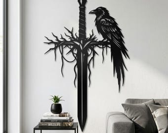 Metallschild mit Rabenschwert, gotische Raben-Wandkunst, Schwert-Wanddeko, Raben-Metallkunst, gotische Wohndeko, mittelalterliche Raumdekoration