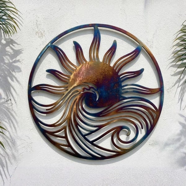 Decorazione murale in metallo a forma di onda solare con finitura iridescente, arte nautica moderna, arredamento minimalista da spiaggia.