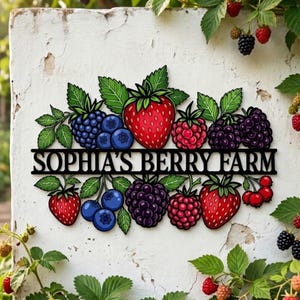 Peut inclure: Une enseigne en métal noir portant le texte SOPHIA'S BERRY FARM en caractères gras, entourée d'illustrations colorées de fraises, myrtilles, framboises et mûres avec des feuilles vertes, disposées en un groupe horizontal décoratif.