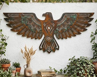 Puede incluir: Una gran escultura de pared de metal que representa un águila con las alas extendidas. La pieza presenta un acabado marrón oxidado con acentos de pátina verde y complejos recortes geométricos en las alas, el cuerpo y las plumas de la cola.
