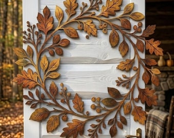 Puede incluir: Una corona circular con intrincadas hojas de roble de metal cortadas con láser y pequeños racimos de bayas en tonos bronce, cobre y marrón. La pieza decorativa está dispuesta en un patrón de enredadera continuo con un centro abierto.