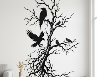 Puede incluir: Arte mural de metal negro con un árbol y cuervos. El árbol tiene ramas y raíces detalladas, creando un tema gótico o de Halloween. La obra de arte está montada en una pared blanca. Una pieza decorativa.