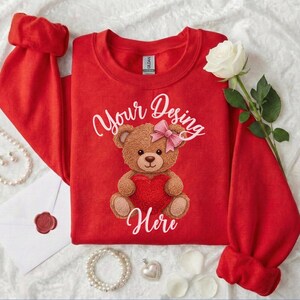 赤いバレンタインデー用ギルダン 18000 スウェットシャツ モックアップ (JPG デジタルダウンロード)