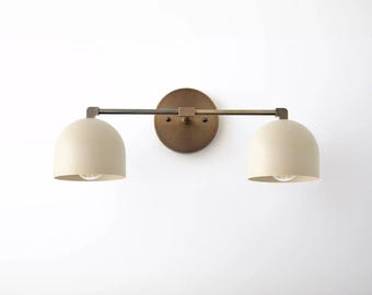 Aplique de pared doble de estilo moderno de mediados de siglo, lámpara de tocador de latón cepillado.