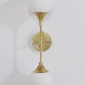 Aplique de pared moderno de mediados de siglo con doble globo - Latón y vidrio