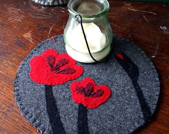 Tapete para velas de feltro de lã de papoilas vermelhas