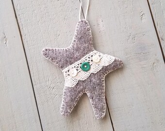 Enfeite de estrela com renda e botões