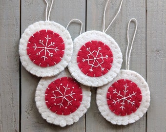 Enfeite de floco de neve de feltro de lã vermelho e branco