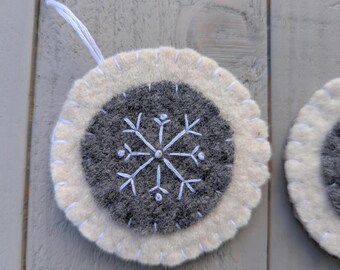 Enfeite de floco de neve de feltro de lã cinza e branco