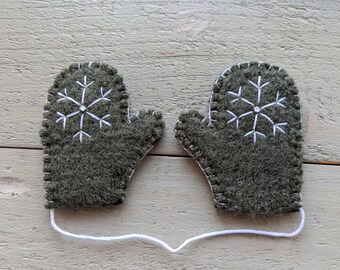 Ornamento de luvas pequenas verde-sálvia e branco - feltro de lã - floco de neve bordado
