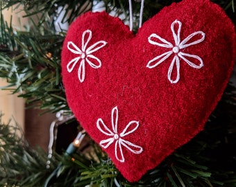 Enfeites de coração de flores escandinavas de feltro - vermelho e branco