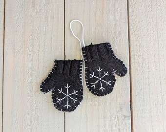 Enfeite de luvinhas pequenas em preto e branco - Feltro de lã - Floco de neve bordado