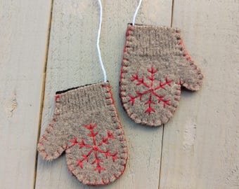 Enfeite de luvinhas bege e vermelhas - Feltro de lã - Floco de neve bordado