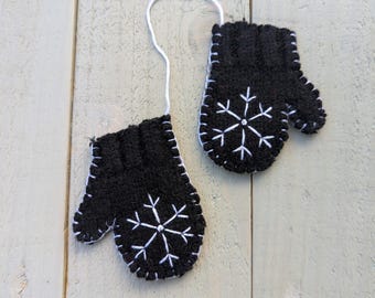 Enfeite de luvinhas em preto e branco - Feltro de lã - Floco de neve bordado