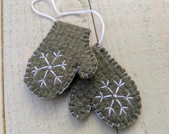 Enfeite de luvinhas verdes e brancas - Feltro de lã - Floco de neve bordado