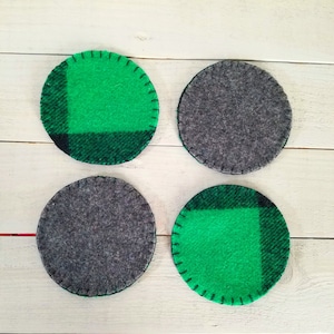 Posavasos reversibles de fieltro de lana – Cuadros verdes y gris, juego de 4