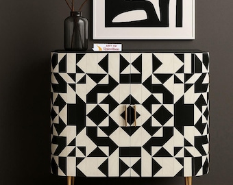 Aparador con incrustaciones geométricas de hueso, hecho a mano en blanco y negro, con patas de latón.