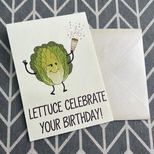 Carte d'anniversaire drôle de laitue, laitue célébrez votre anniversaire, carte de voeux de jeu de mots de légume, humour végétalien, cadeau d'amant de plante, carte de bâillon