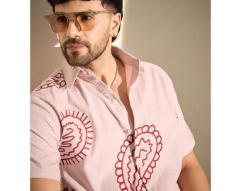 Camisa de hombre rosa claro con estampado paisley: manga corta con botones