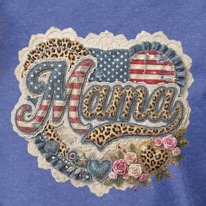 Può includere: T-shirt blu con un design decorativo con la scritta "Mama". Il design incorpora la bandiera americana, la stampa leopardata e elementi floreali. La grafica è posta su uno sfondo a forma di cuore, creando un design unico e accattivante.