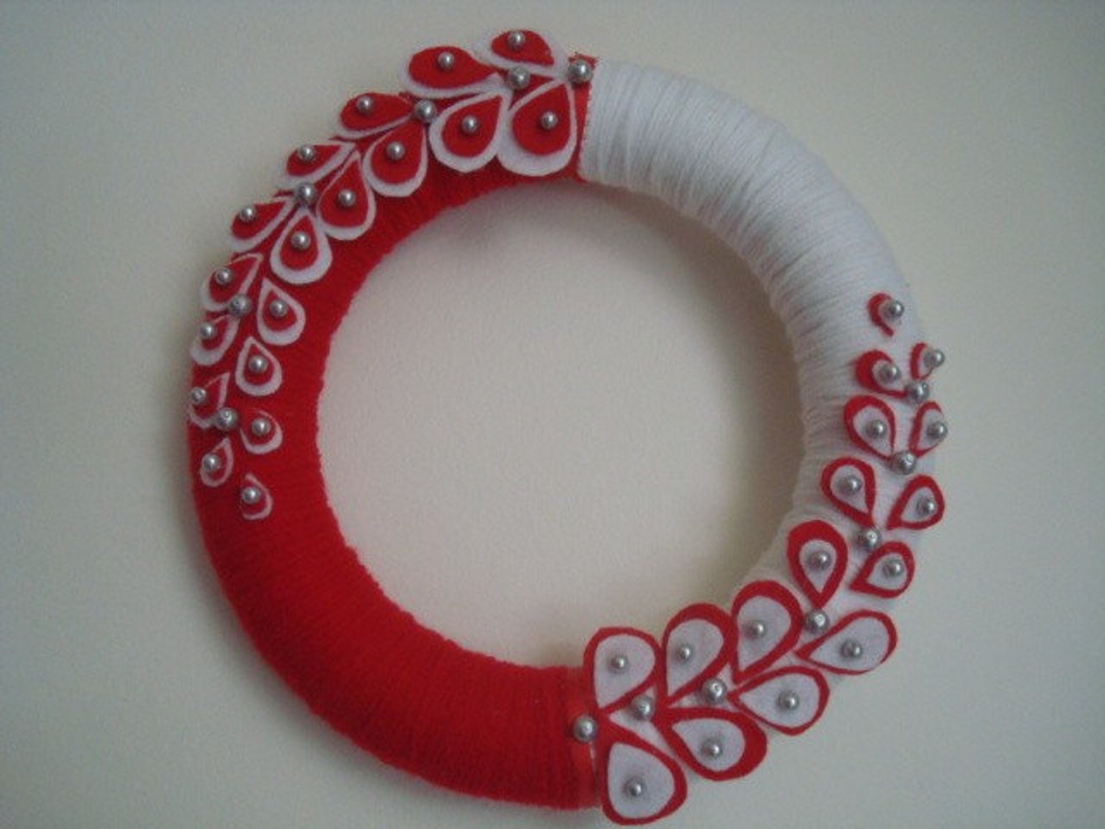 Red and White Yarn Wreath With Oysters and Pearls10 in Etsy