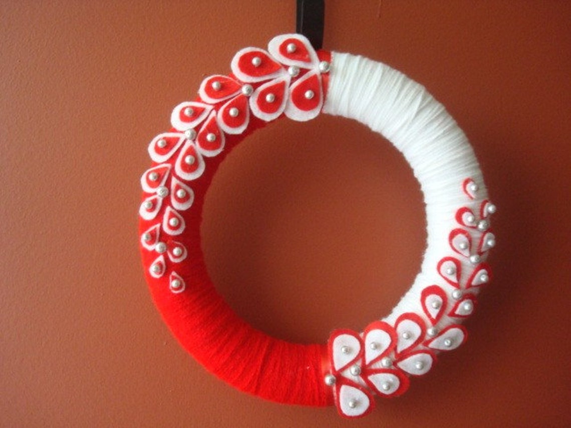Red and White Yarn Wreath With Oysters and Pearls10 in Etsy