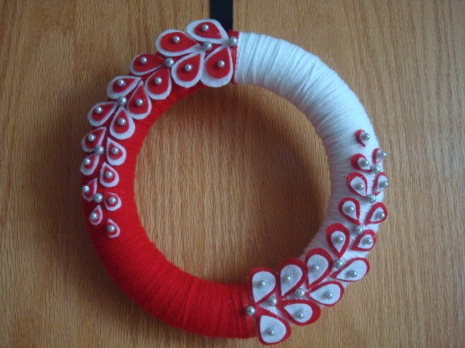 Red and White Yarn Wreath With Oysters and Pearls10 in Etsy