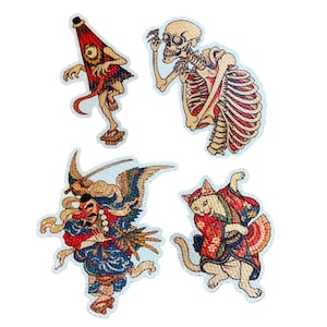 Peut inclure: Quatre écussons brodés représentant des motifs du folklore japonais : une créature parapluie à un œil, un squelette humain, un tengu ailé au long nez tenant un éventail, et un chat portant un kimono à motifs et tenant un éventail pliant.